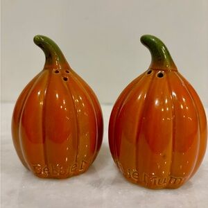 Debbie Mumm Autumn Fall Pumpkins Salt Pepper Shaker Set Table Kitchen Decor